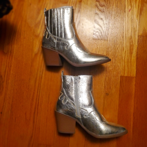 SO Shoes - Brand new Women's size 8 M  silver boots super cute
